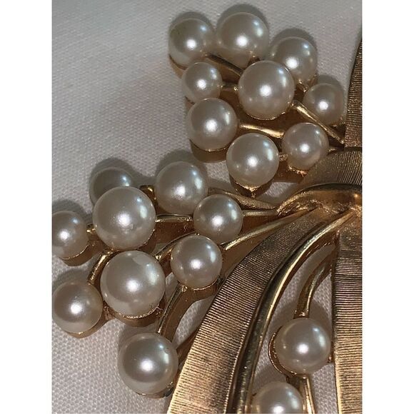 Vintage Large Crown Trifari Faux Pearls Brushed Gold Tone Berris Branch Brooch P - Picture 10 of 14